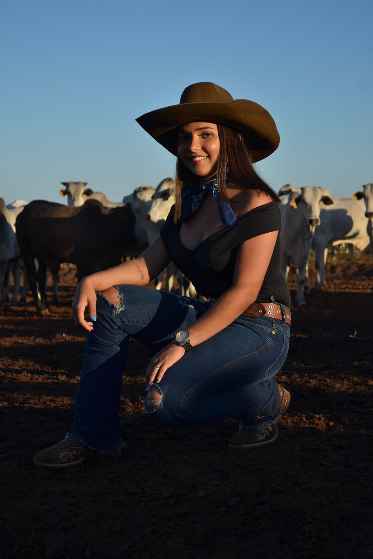 Foto retrato de uma mulher sorridente vestindo um chapéu