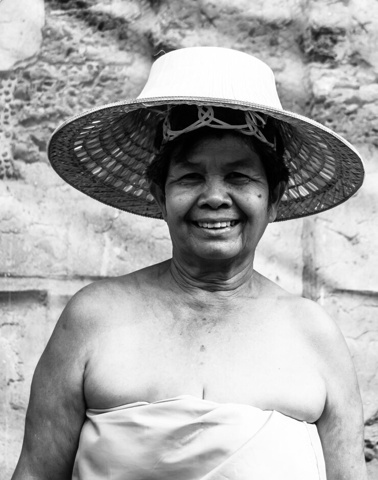 Foto retrato de uma mulher sorridente vestindo um chapéu