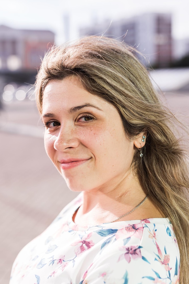 Foto retrato de uma mulher sorridente
