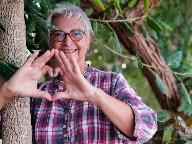 Foto retrato de uma mulher sorridente