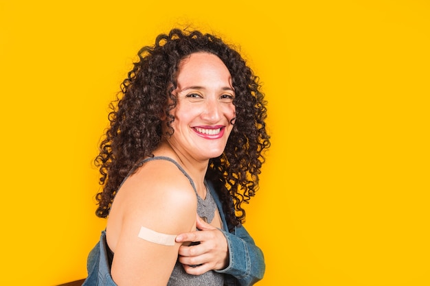 Retrato de uma mulher sorrindo após receber a vacina.