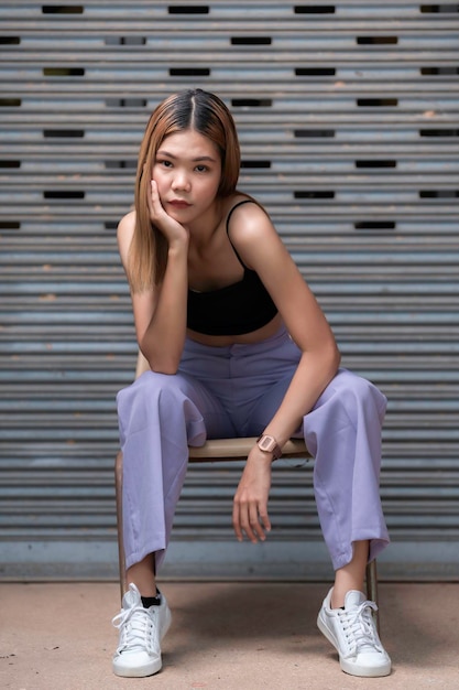 Retrato de uma mulher tailandesa, cabelos dourados, estilo japonês, garota asiática posam para tirar uma foto ao ar livre