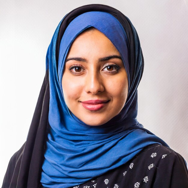 Foto retrato de uma mulher usando hijab com um sorriso no rosto