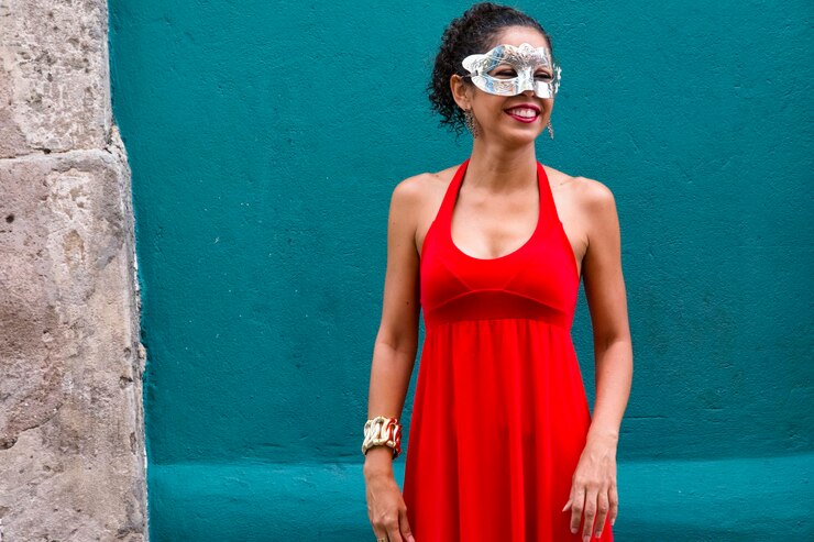 Foto retrato de uma mulher usando máscara de carnaval de veneza salvador bahia brasil