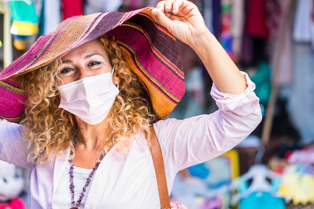 Foto retrato de uma mulher usando máscara em uma barraca de mercado