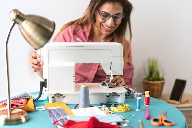 Foto retrato de uma mulher usando um smartphone enquanto está sentada em uma mesa