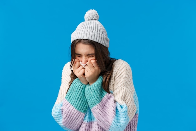 Foto retrato de uma mulher vestindo um chapéu contra um fundo azul