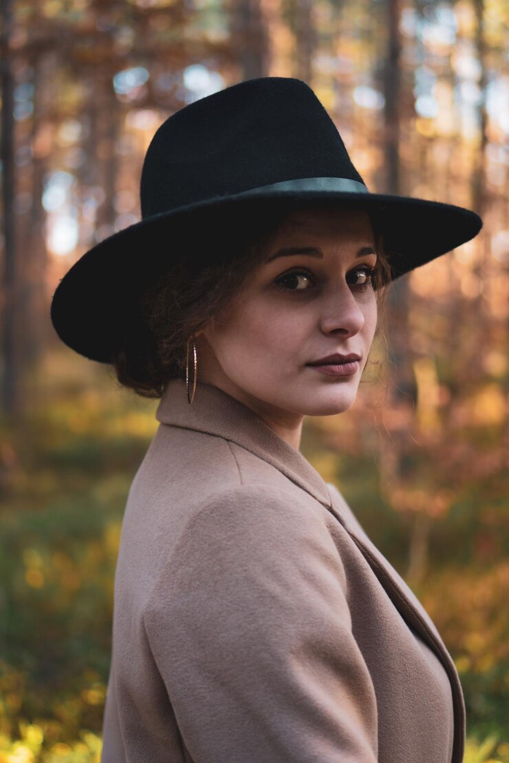 Foto retrato de uma mulher vestindo um chapéu na floresta