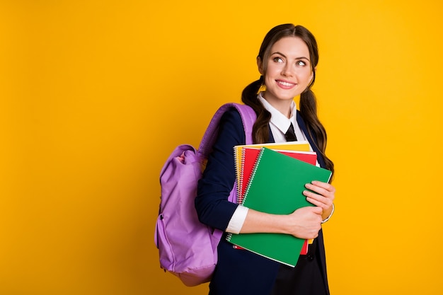 retrato de uma nerd linda e simpática colegial segurando o caderno do curso