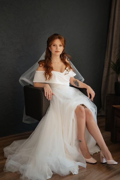 Retrato de uma noiva com cabelo vermelho em um vestido de noiva branco