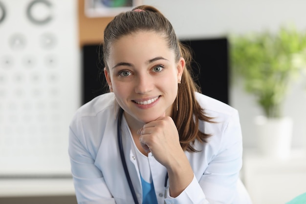 Retrato de uma oftalmologista sorridente no consultório da clínica