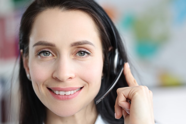 Retrato de uma operadora com fones de ouvido atendendo a chamada