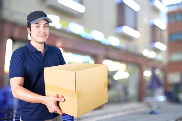 Retrato de uma pessoa que faz a entrega segurando uma caixa de papelão