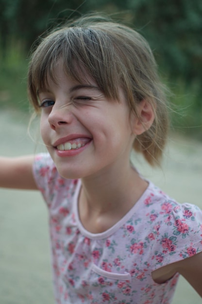 Retrato de uma rapariga bonita a sorrir