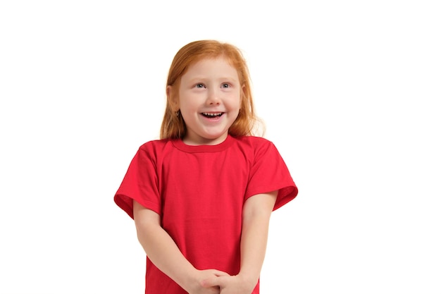 Retrato de uma ruiva fofa emocional e sorridente menina muito feliz isolada em um branco