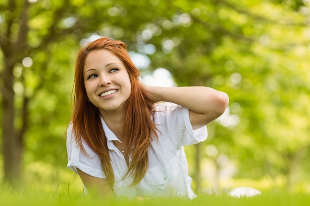 Retrato de uma ruiva muito bonita sorrindo e mentindo