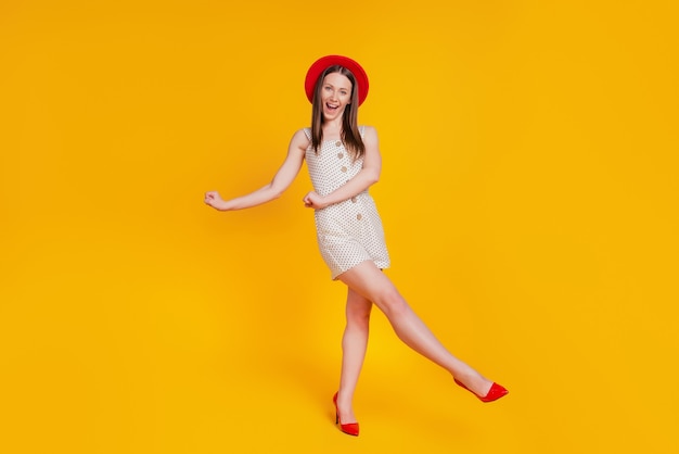 Retrato de uma senhora descuidada louca e funky, dança de festa em fundo amarelo