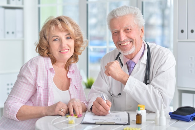 Retrato de uma senhora idosa doente em um consultório médico