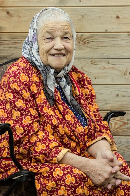 Foto retrato de uma senhora idosa