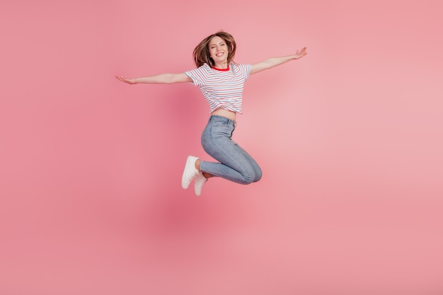 Retrato de uma senhora louca e enérgica deslumbrante com um estilo de vida ativo em um fundo rosa