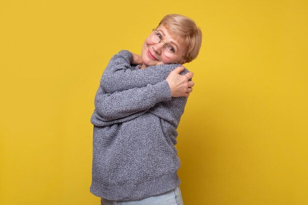 Foto retrato de uma senhora madura idosa alegre feliz abraçando-se