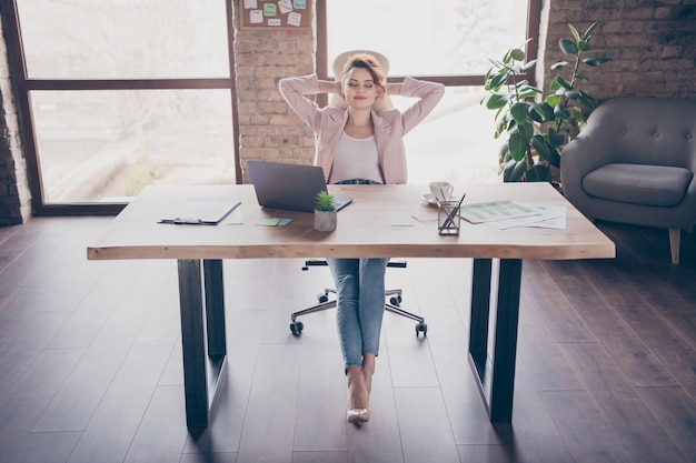 Retrato de uma simpática senhora de negócios de sucesso relaxando