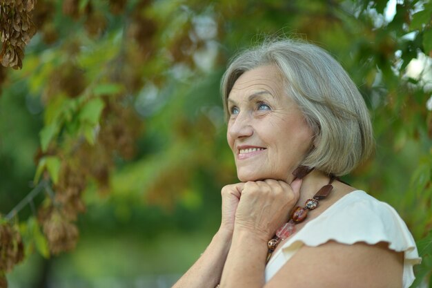 Retrato de uma simpática senhora idosa a descansar no verão