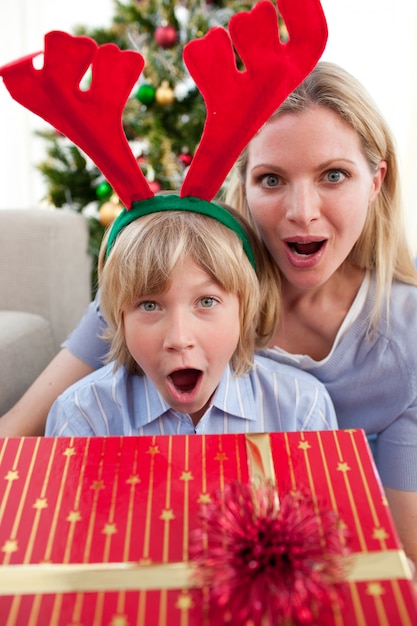 Retrato de uma surpresa mãe e filho no horário de natal