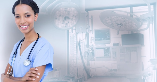 Retrato de uma trabalhadora de saúde afro-americana, sorrindo contra um hospital no fundo.