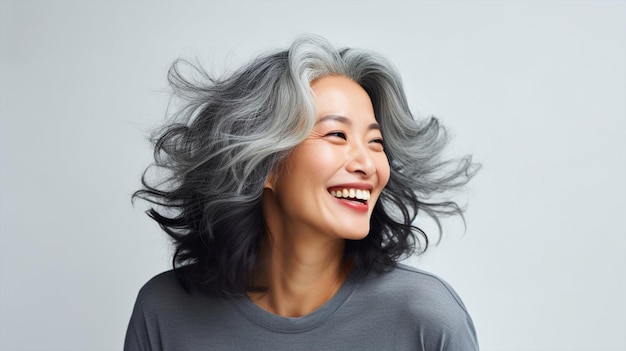 Foto retrato de uma velha asiática sorridente em fundo isolado