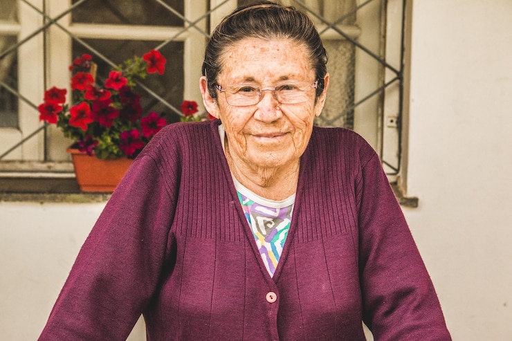 Foto retrato de uma velhota sorridente