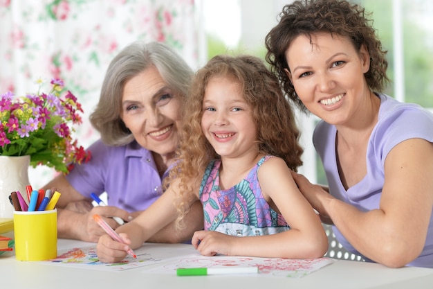 Retrato de uma vovó mãe e filha se juntando