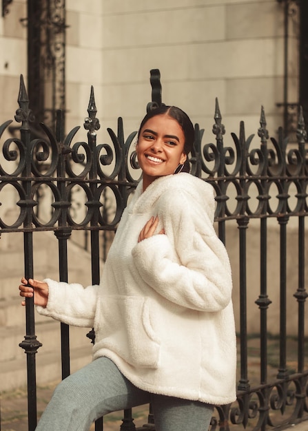 Foto retrato de una linda chica morena en la calle