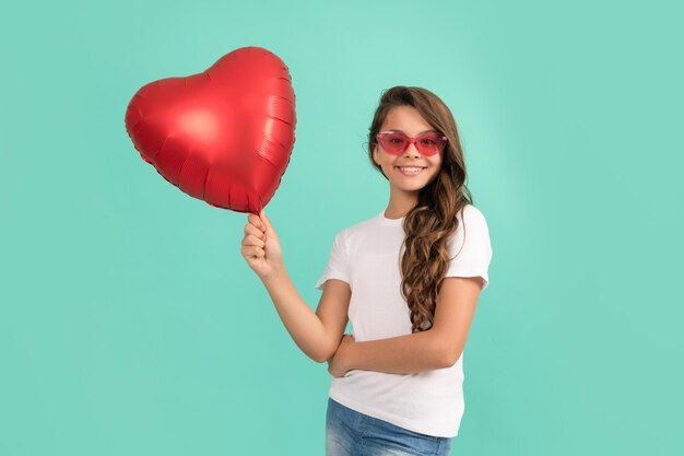 Retrato de venda de dia dos namorados de criança com balão de coração feliz dia dos namorados seja meu namorado