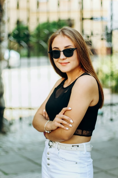 Retrato de verão ao ar livre de jovem loira muito bonita. Levantamento bonito da mulher