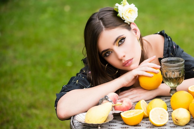 Retrato de verão da moda linda mulher com frutas de verão ao ar livre