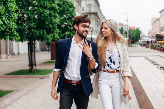 Retrato de verão da rua do jovem e sensual casal bonito caminhando na rua no verão juntos