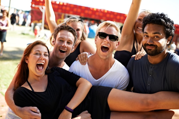 Retrato de verão de festival e pessoas entusiasmadas amigos ou festa de carnaval energia sorriso ou férias de férias juntos grito de liberdade da comunidade ou grupo jovem em evento social concerto ao ar livre ou reunião