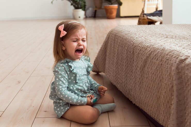 Retrato de vestido de bolinhas de menina chorando