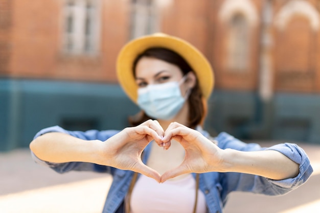 Foto retrato de viajante com chapéu e máscara médica