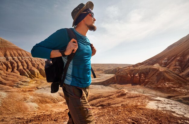 Retrato de viajante no deserto