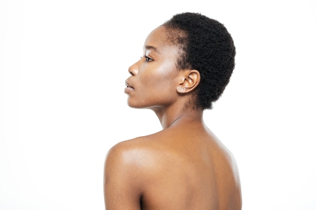 Retrato de vista lateral de uma linda mulher afro-americana com pele fresca isolada em um fundo branco
