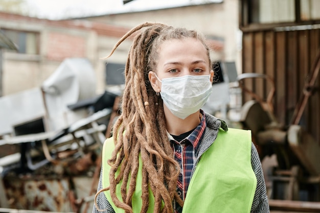 Retrato de voluntário em máscara médica