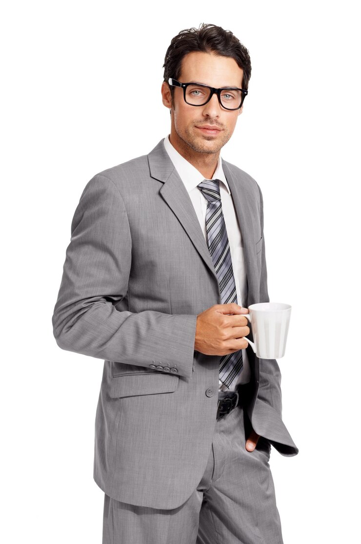Foto retrato de xícara de café e homem de negócios em estúdio com óculos confiança ou atitude em fundo branco começo da manhã e rosto de empresário masculino com orgulho e mentalidade de chá enquanto isolado