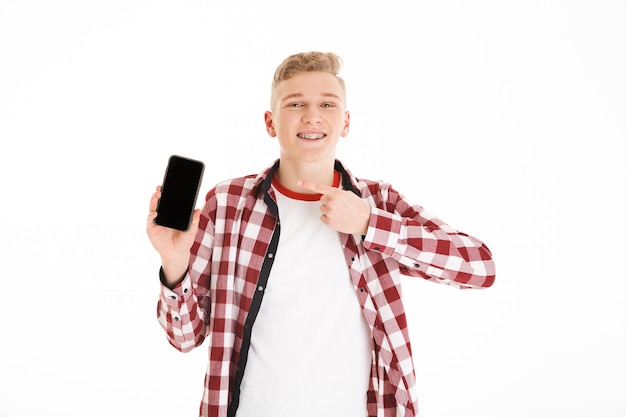 Retrato de un dedo acusador feliz colegial