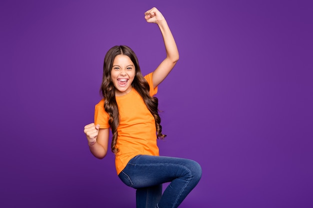 Retrato dela bonita atraente fofa satisfeita alegre alegre alegre menina de cabelos ondulados celebrando realização isolada em brilhante vívido brilho vibrante lilás roxo violeta cor de fundo