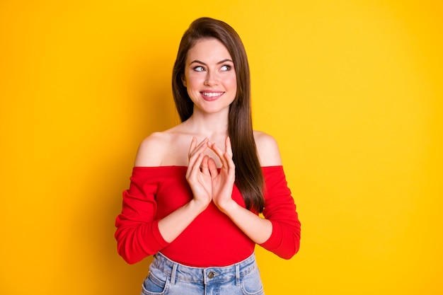 Retrato dela ela agradável atraente adorável linda curiosa manhosa complicada alegre menina de cabelos castanhos esperando boas notícias isolado brilhante vívido brilho vibrante fundo de cor amarela