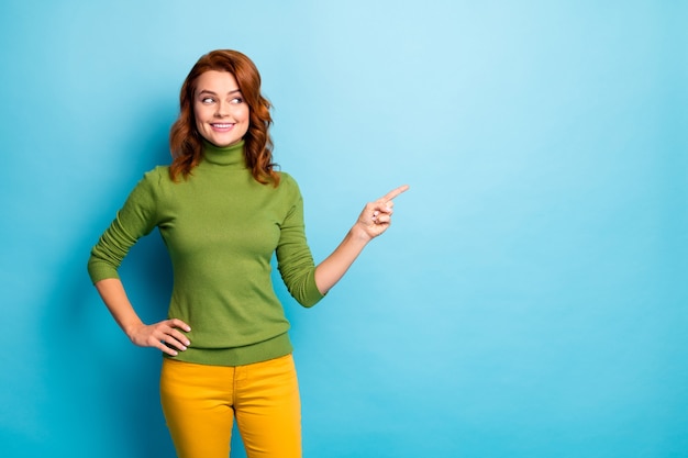 Retrato dela, ela, simpática, atraente, alegre, alegre, feminina, menina ruiva, mostrando, anúncio, promo, cópia, espaço, isolado, sobre, brilhante, vívido, brilho, vibrante, verde, azul turquesa