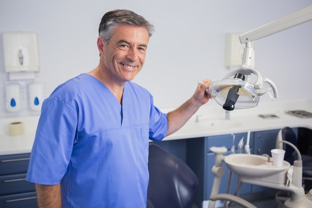 Retrato de un dentista amigable con luz