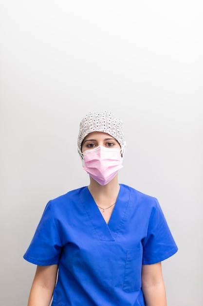 Retrato de una dentista blanca con máscara en la clínica dental
